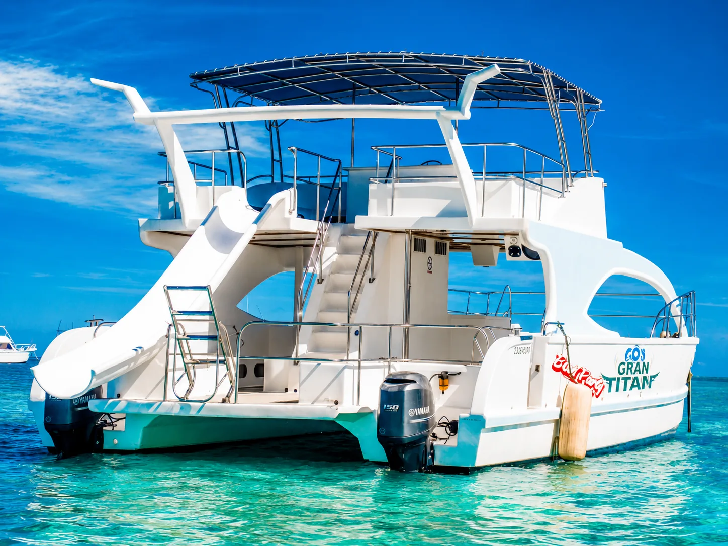 Gran Titan con tobogán en aguas cristalinas de Punta Cana