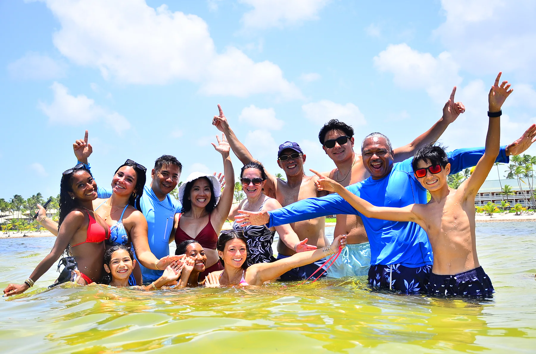Grupo disfrutando una excursión en barco en Punta Cana