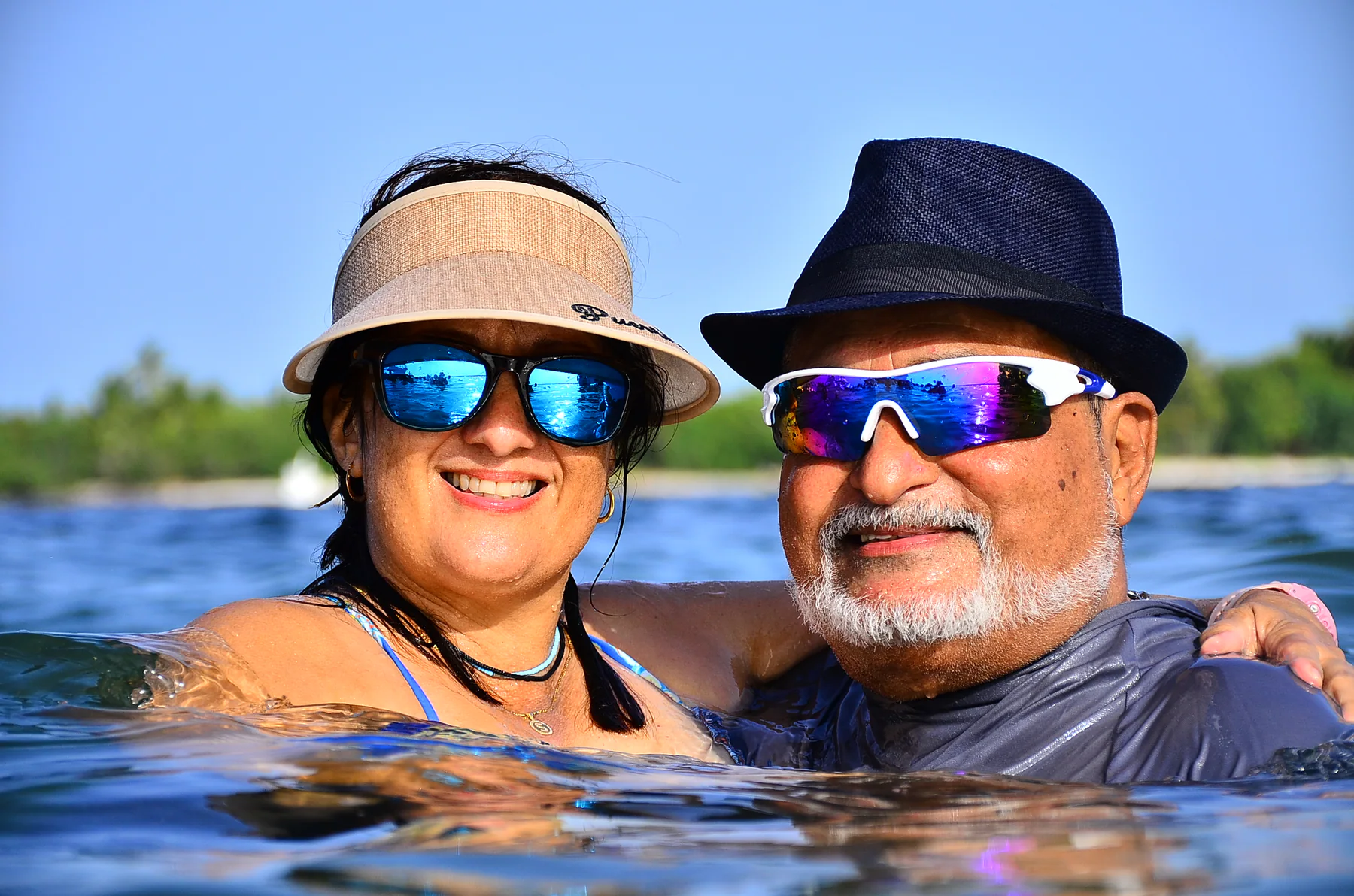 Momento familiar en el mar durante una excursión en Punta Cana