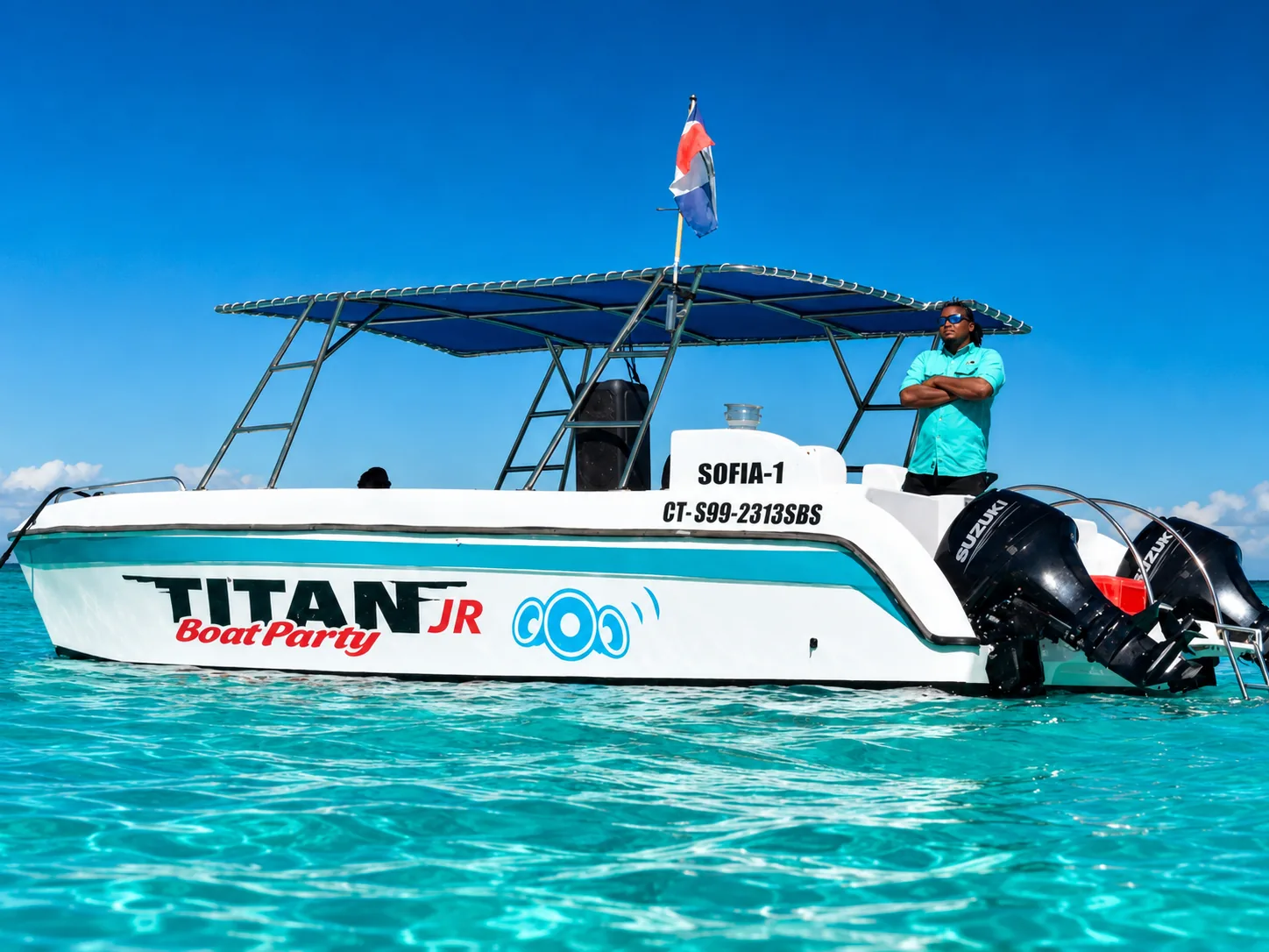 Barco Titan Jr. navegando sobre agua cristalina en Punta Cana